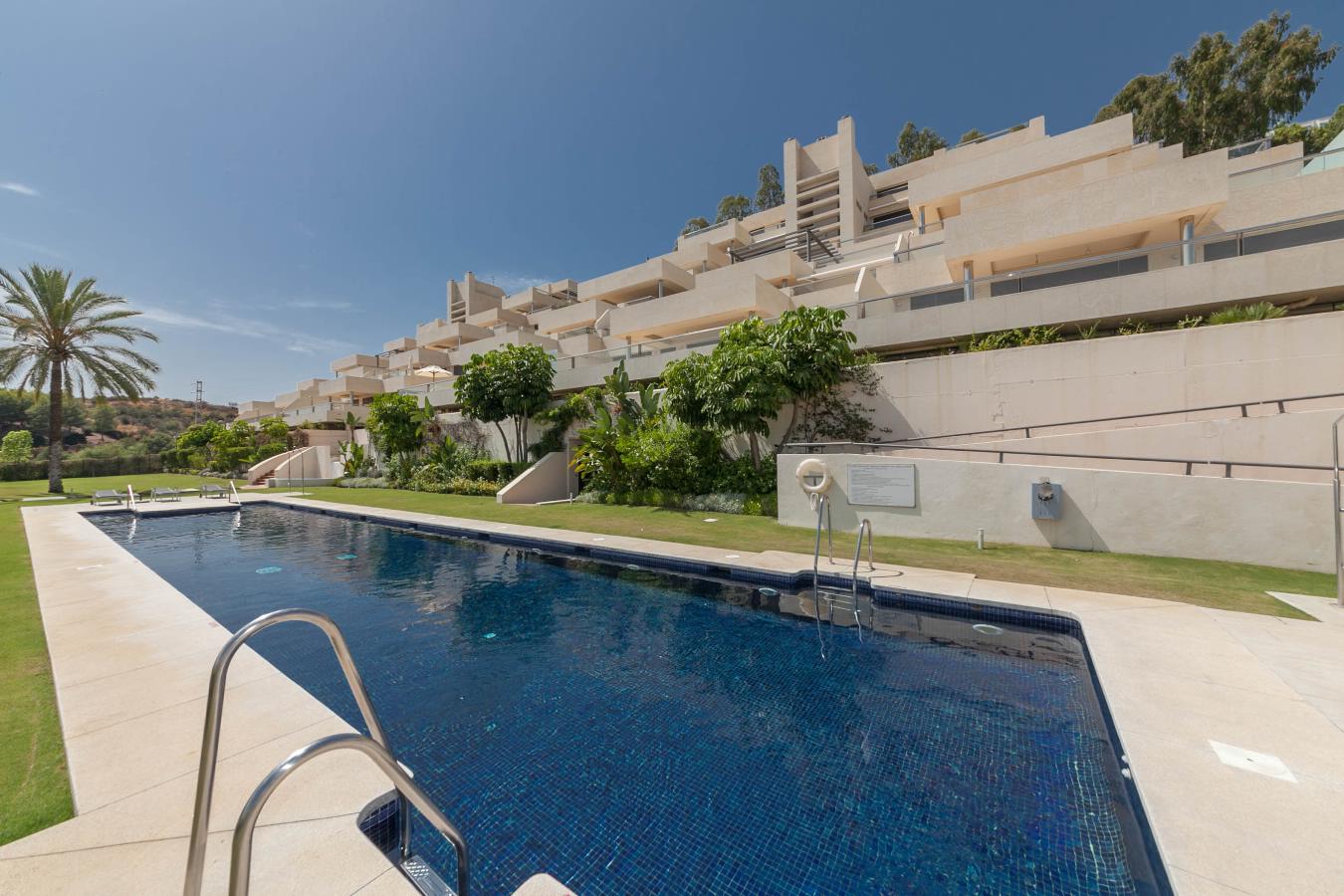 Modern penthouse met panoramisch uitzicht in Nueva Andalucia.